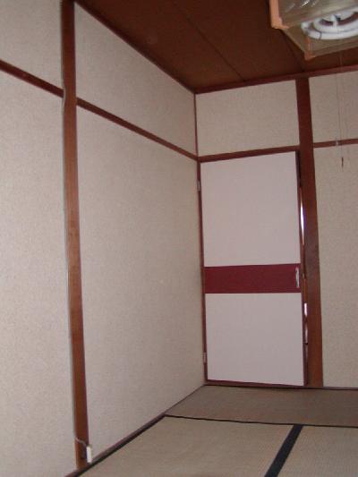 和室の壁が古くなってはがれてきていました。また天井も薄汚れてきて、部屋が暗い印象でした。